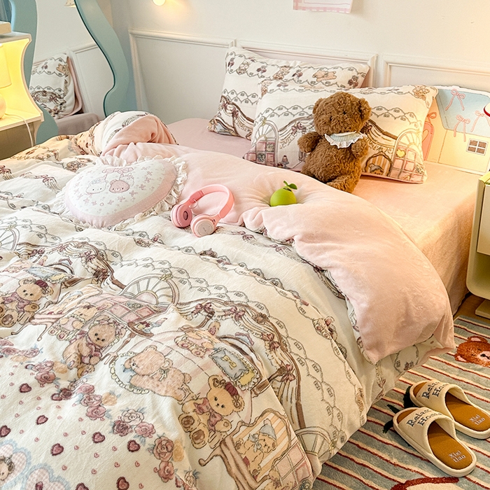 91家纺网 家纺一手货源 找家纺 昔可家纺 2024新款印花牛奶绒四件套系列-洛丽塔风 小熊玩偶屋