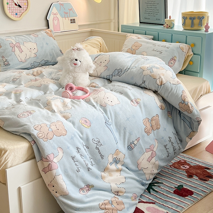 91家纺网 家纺一手货源 找家纺 昔可家纺 2024新款印花牛奶绒四件套系列-卡通系列 小熊礼物