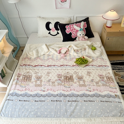 昔可家纺 2024新款羊羔绒牛奶绒毛毯系列（三）-场景二-洛丽塔系列 小熊烘焙屋