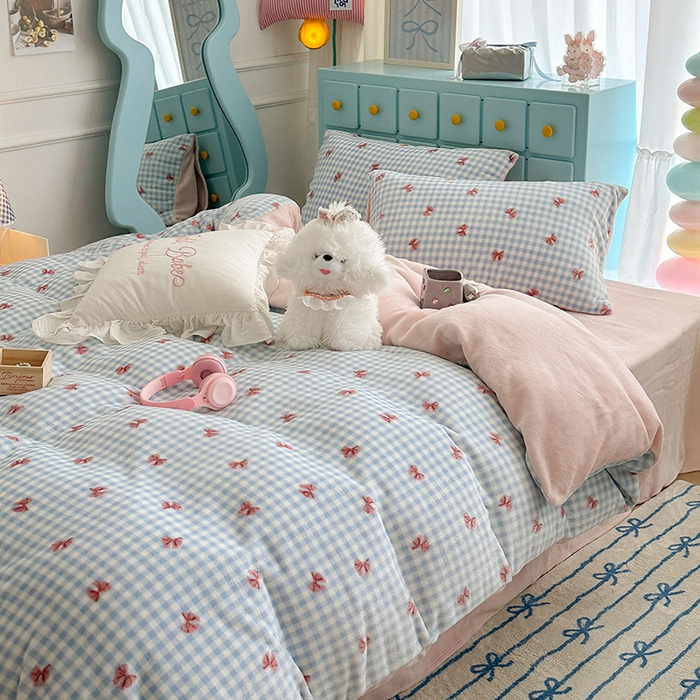 91家纺网 家纺一手货源 找家纺 昔可家纺 2024新款印花牛奶绒四件套系列-ins少女系列 蓝格蝴蝶结