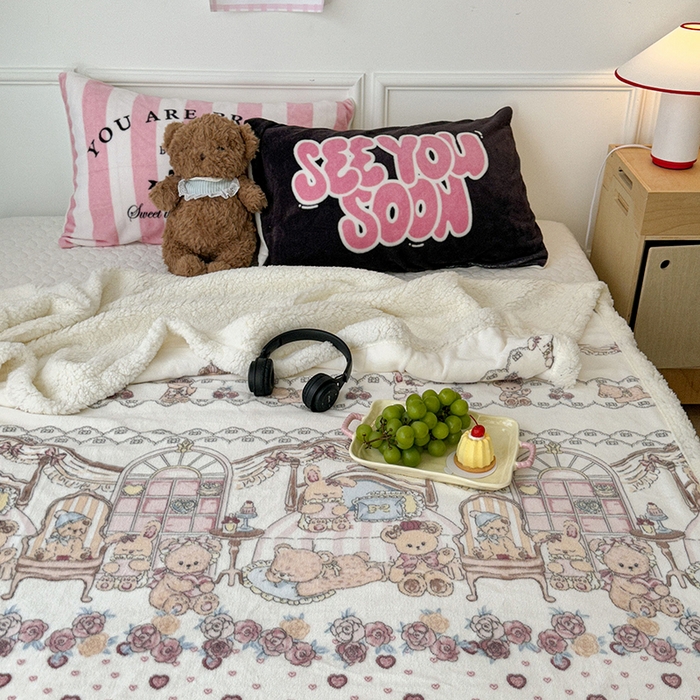 91家纺网 家纺一手货源 找家纺 昔可家纺 2024新款羊羔绒牛奶绒毛毯系列（三）-场景二-洛丽塔系列 小熊玩偶屋