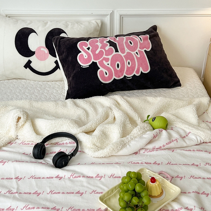 91家纺网 家纺一手货源 找家纺 昔可家纺 2024新款羊羔绒牛奶绒毛毯系列（三）-场景二-ins风系列 梦幻粉色字母