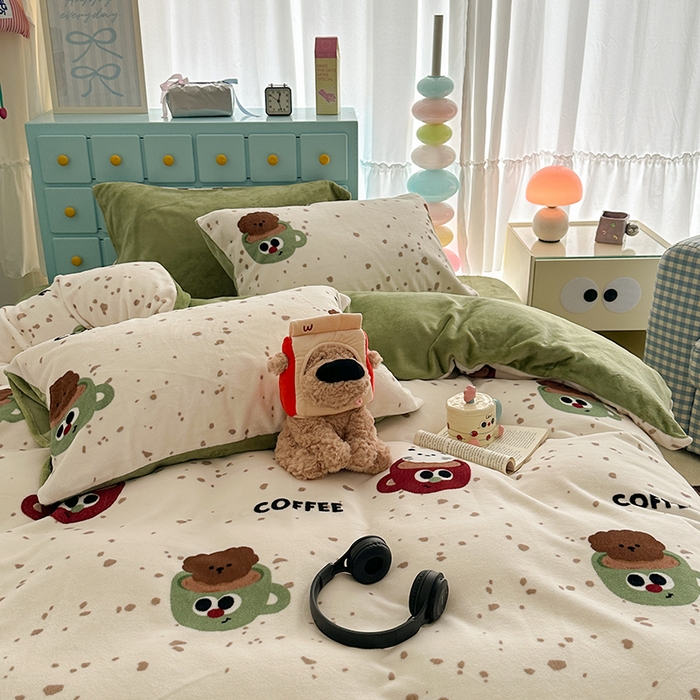 91家纺网 家纺一手货源 找家纺 昔可家纺 2024新款印花牛奶绒四件套系列-卡通系列 萌宠咖啡杯