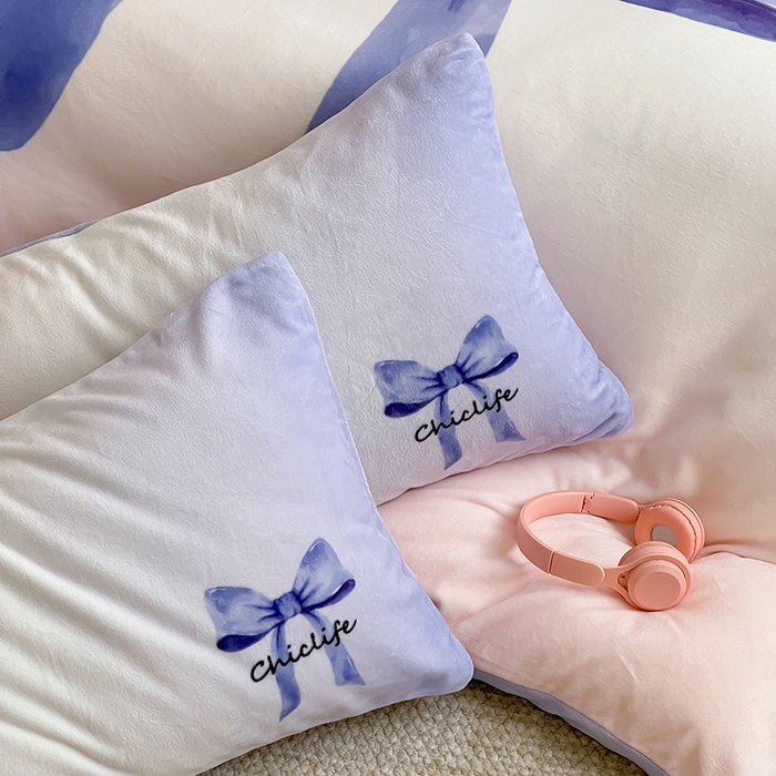 91家纺网 家纺一手货源 找家纺 昔可家纺 2024新款大版数码印花设计师牛奶绒四件套 渐变蝴蝶结