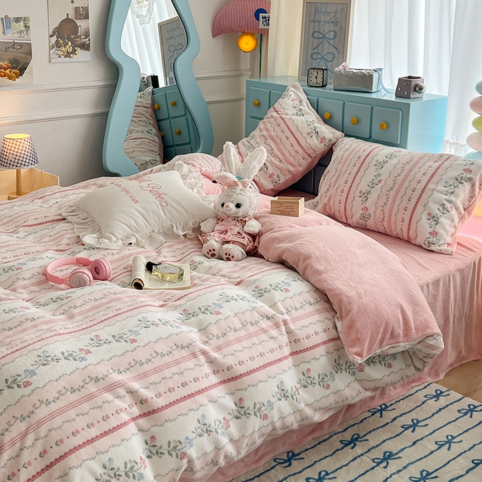 91家纺网 家纺一手货源 找家纺 昔可家纺 2024新款印花牛奶绒四件套系列-复古小清新系列 琉璃花语 粉