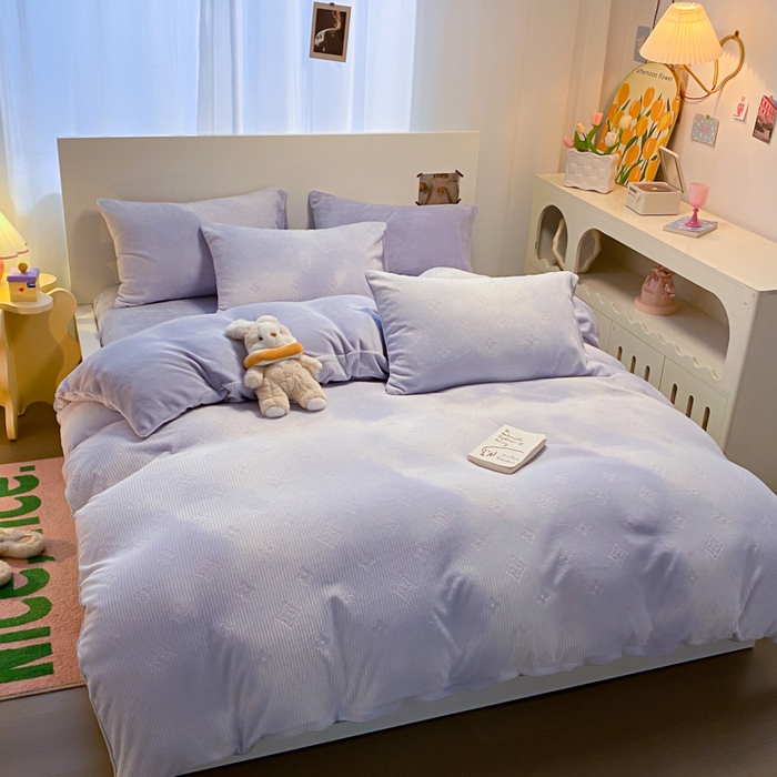 91家纺网 家纺一手货源 找家纺 呗旺鹿 2024新款高克重着色烂花雕花牛奶绒轻奢四件套 爱维紫罗兰