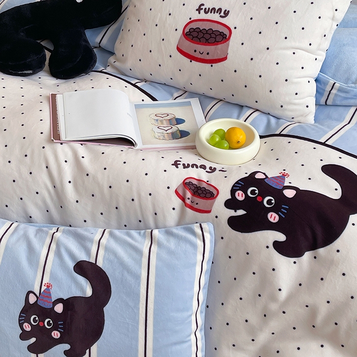 91家纺网 家纺一手货源 找家纺 昔可家纺 2024新款大版数码印花设计师牛奶绒四件套 蓝条纹小黑猫