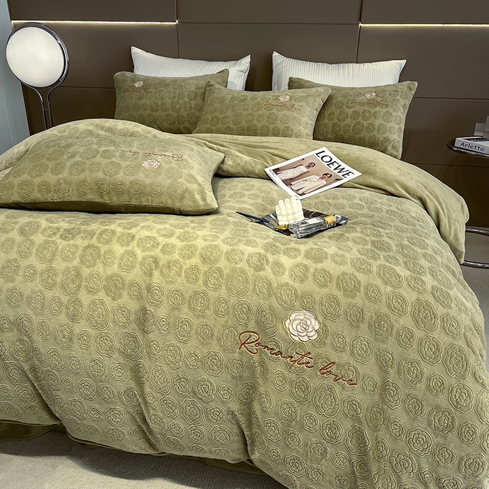 91家纺网 家纺一手货源 找家纺 眠多宝 2024新款纯色牛奶雕花绒刺绣四件套 抹茶绿