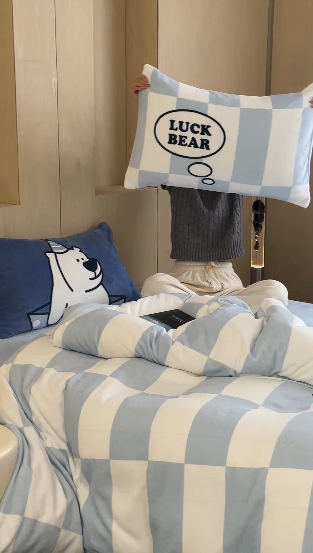 91家纺网 家纺一手货源 找家纺 昔可家纺 2024新款大版数码印花设计师牛奶绒四件套 蓝格礼物熊