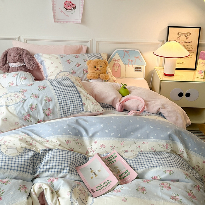 91家纺网 家纺一手货源 找家纺 昔可家纺 2024新款秋冬新款棉加牛奶绒四件套 蓝格草莓兔