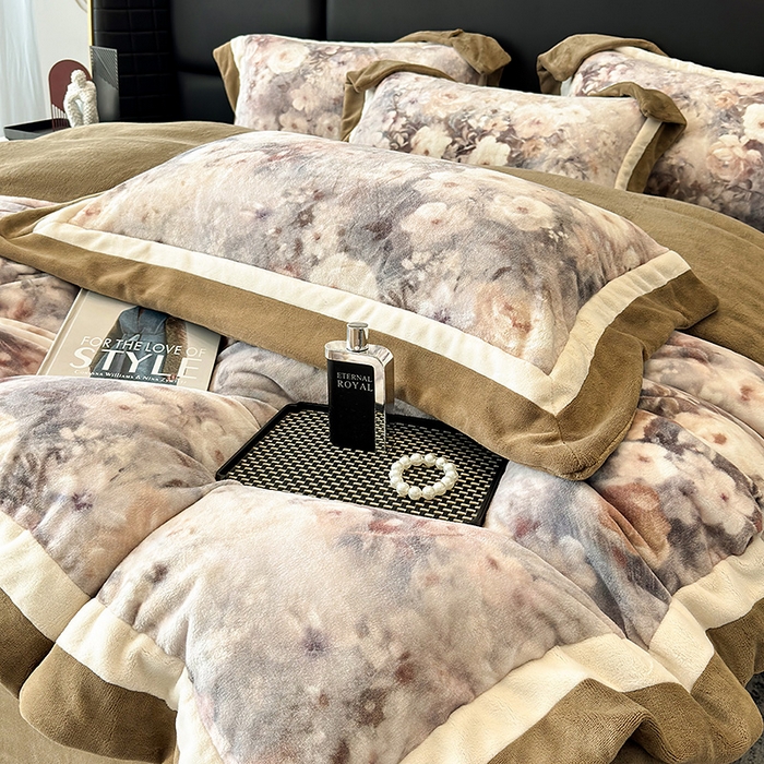 91家纺网 家纺一手货源 找家纺 凡客家居 2024新款高克重牛奶绒数码印花双拼角四件套 赫莲娜