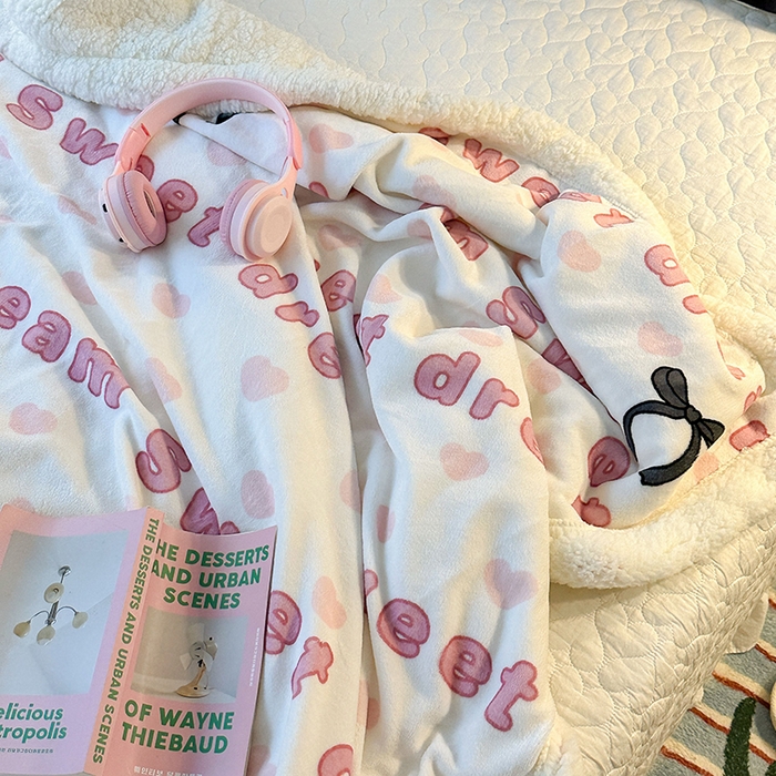 91家纺网 家纺一手货源 找家纺 昔可家纺 2024新款羊羔绒牛奶绒毛毯系列（三）-场景二-少女风系列 粉心字母