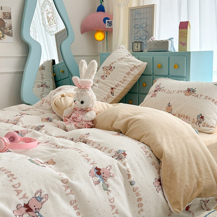 91家纺网 家纺一手货源 找家纺 昔可家纺 2024新款印花牛奶绒四件套系列-卡通系列 萌宠伙伴