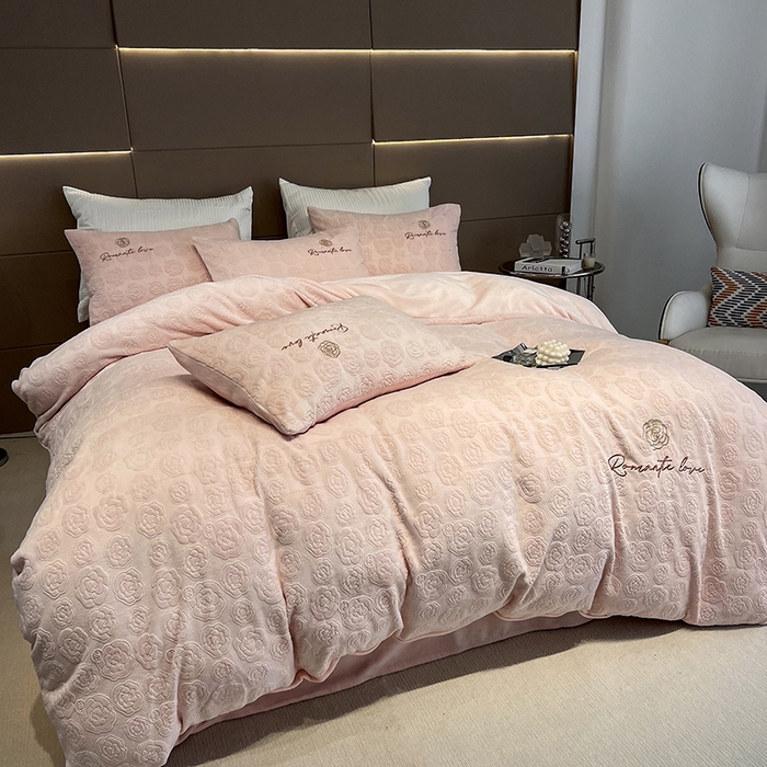 91家纺网 家纺一手货源 找家纺 眠多宝 2024新款纯色牛奶雕花绒刺绣四件套 樱花粉