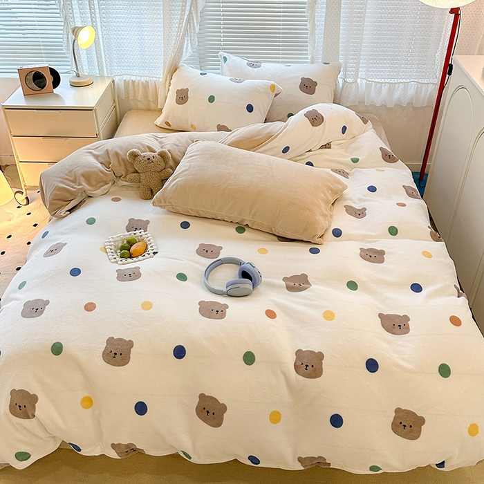 91家纺网 家纺一手货源 找家纺 昔可家纺 2024新款印花牛奶绒四件套系列-2023年热款系列 彩色波点熊