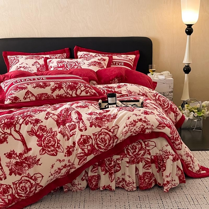 91家纺网 家纺一手货源 找家纺 茉保家纺 2024新款包边款印花牛奶绒床盖四件套 北欧花季 -红