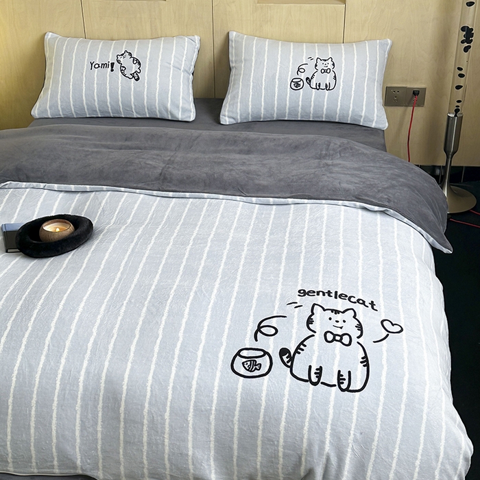 91家纺网 家纺一手货源 找家纺 昔可家纺 2024新款大版数码印花设计师牛奶绒四件套 灰条绅士猫