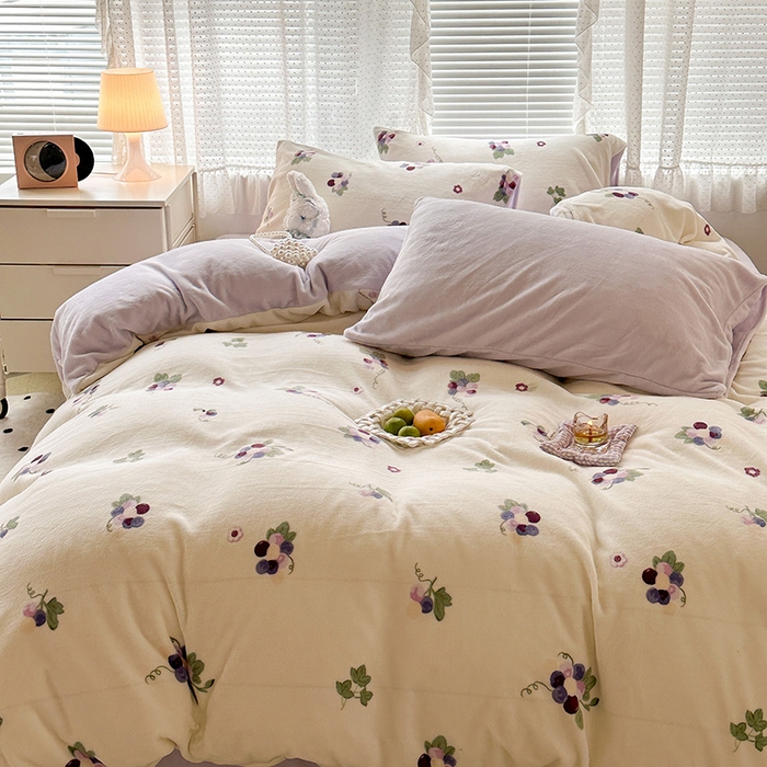 91家纺网 家纺一手货源 找家纺 昔可家纺 2024新款印花牛奶绒四件套系列-2023年热款系列 紫色葡萄