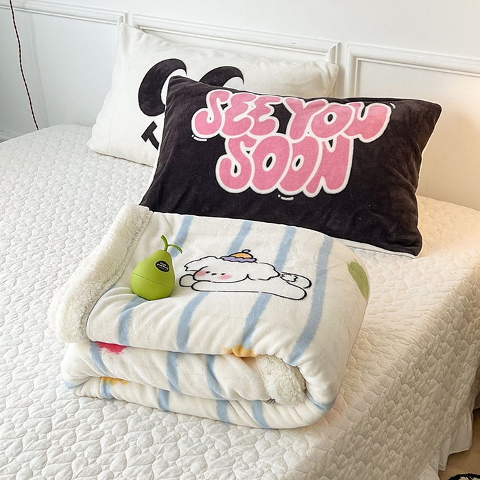 91家纺网 家纺一手货源 找家纺 昔可家纺 2024新款羊羔绒牛奶绒毛毯系列（三）-场景二-卡通系列 蓝波纹奶狗