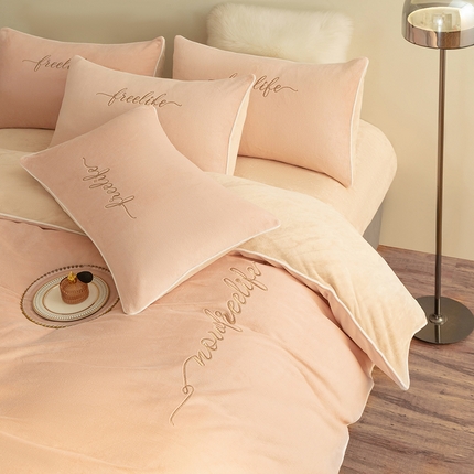 91家纺网 家纺一手货源 找家纺 （总）安莱生活 2024新款A类高克重小香风奢美牛奶绒英文刺绣四件套