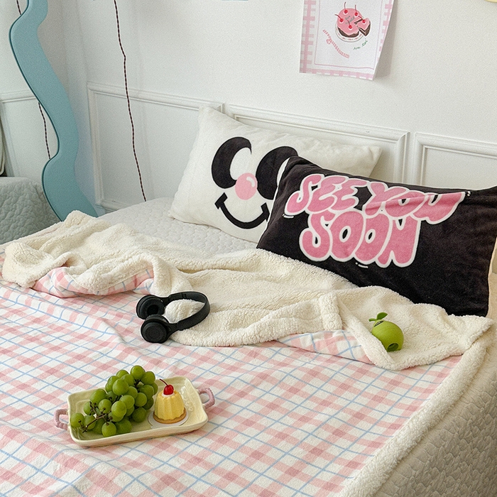 91家纺网 家纺一手货源 找家纺 昔可家纺 2024新款羊羔绒牛奶绒毛毯系列（三）-场景二-ins风系列 丝雾粉格