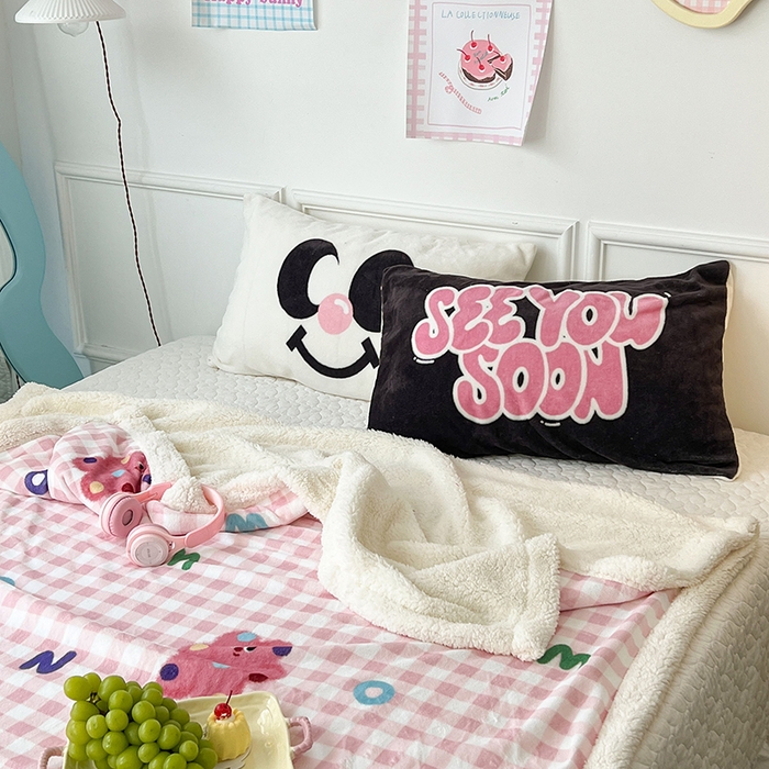 91家纺网 家纺一手货源 找家纺 昔可家纺 2024新款羊羔绒牛奶绒毛毯系列（三）-场景二-卡通系列 点点粉格猫