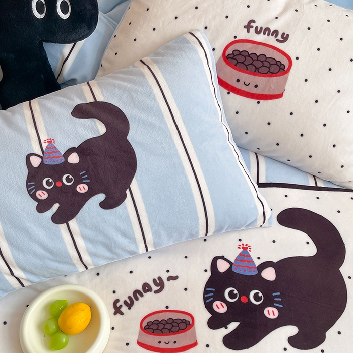 91家纺网 家纺一手货源 找家纺 昔可家纺 2024新款大版数码印花设计师牛奶绒四件套 蓝条纹小黑猫