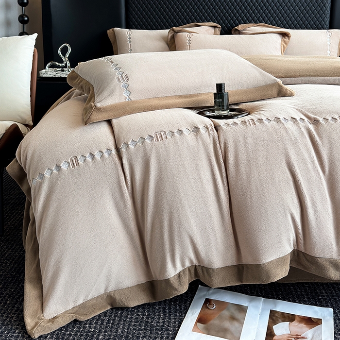 91家纺网 家纺一手货源 找家纺 凡客家居 2024新款高克重牛奶绒绣花拼角四件套 深卡其