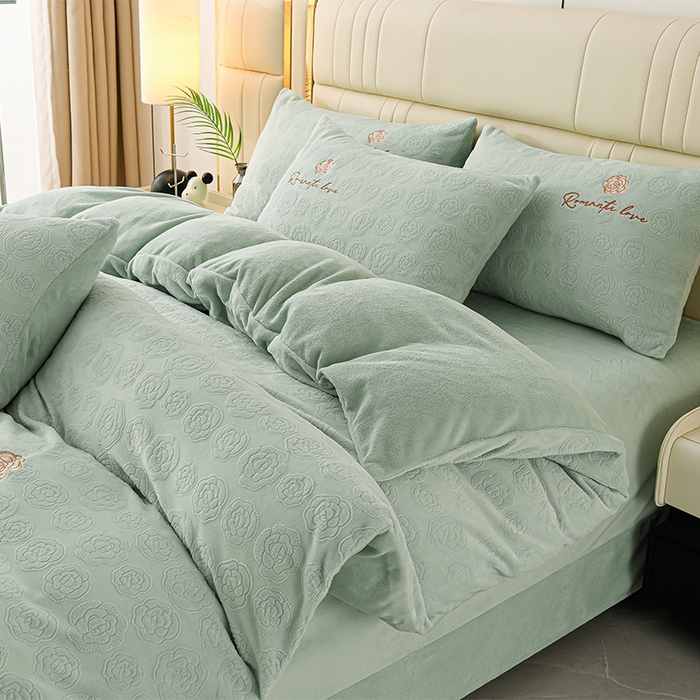 91家纺网 家纺一手货源 找家纺 眠多宝 2024新款纯色牛奶雕花绒刺绣四件套 清新绿