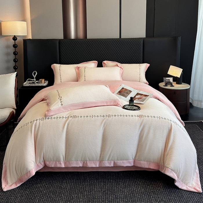 91家纺网 家纺一手货源 找家纺 凡客家居 2024新款高克重牛奶绒绣花拼角四件套 樱花粉