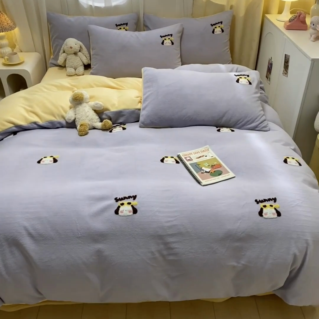 91家纺网 家纺一手货源 找家纺 眠帛家居 2024新款高克重双拼牛奶绒毛巾绣四件套 萌宠