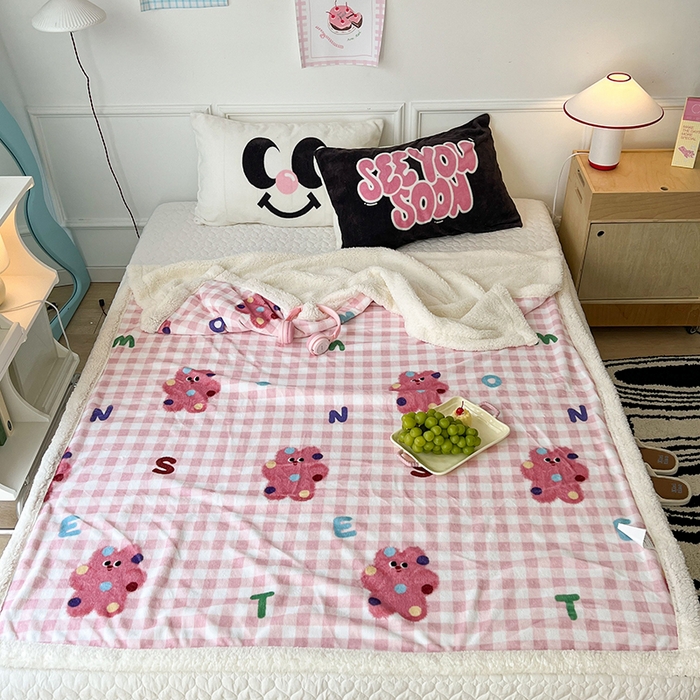 91家纺网 家纺一手货源 找家纺 昔可家纺 2024新款羊羔绒牛奶绒毛毯系列（三）-场景二-卡通系列 点点粉格猫