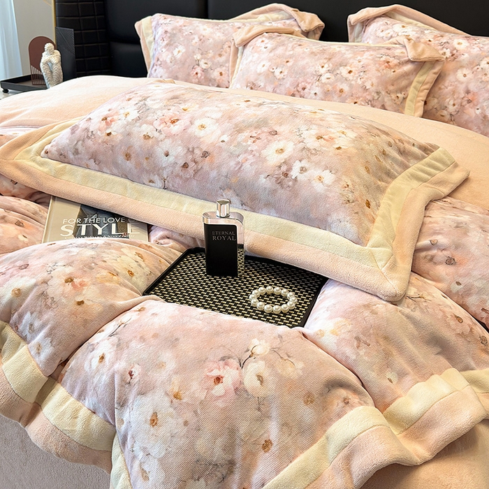 91家纺网 家纺一手货源 找家纺 凡客家居 2024新款高克重牛奶绒数码印花双拼角四件套 罗莉纱