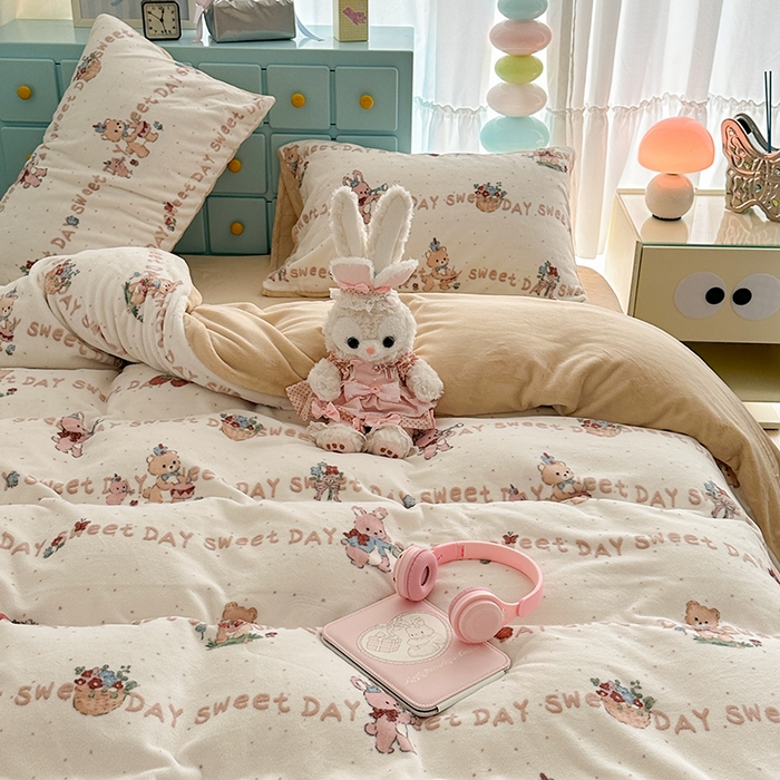 91家纺网 家纺一手货源 找家纺 昔可家纺 2024新款印花牛奶绒四件套系列-卡通系列 萌宠伙伴