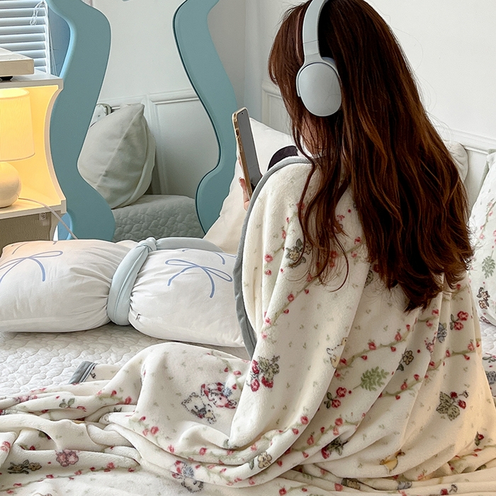 91家纺网 家纺一手货源 找家纺 （总）昔可家纺 2024新款保暖甜美草莓小兔单层毯