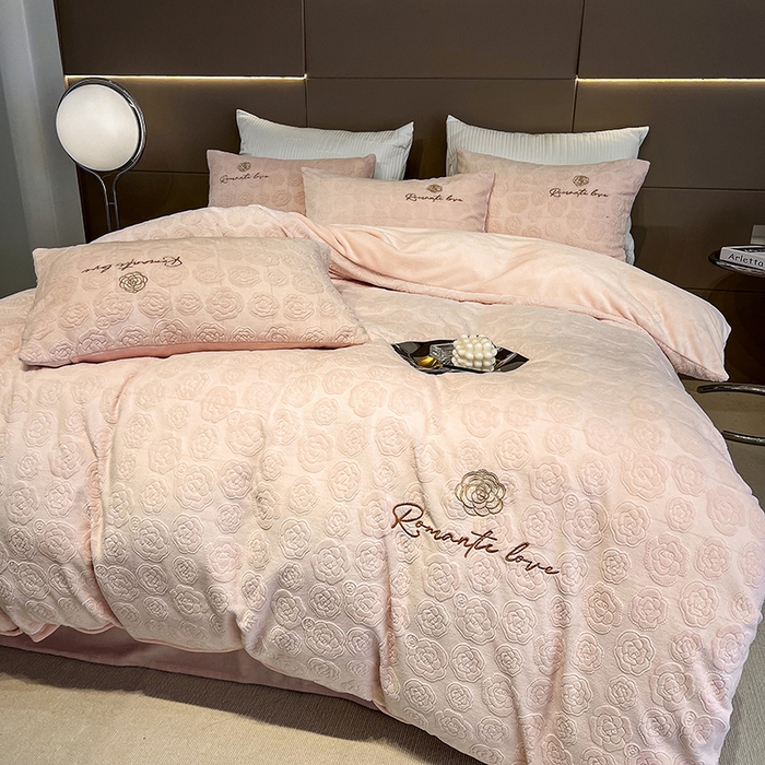 91家纺网 家纺一手货源 找家纺 眠多宝 2024新款纯色牛奶雕花绒刺绣四件套 樱花粉