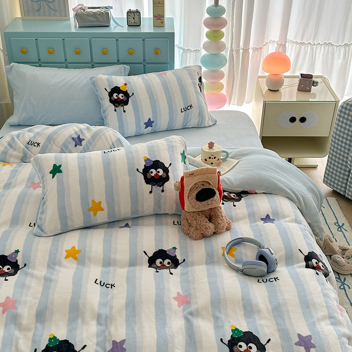 91家纺网 家纺一手货源 找家纺 昔可家纺 2024新款印花牛奶绒四件套系列-卡通系列 星星小黑球