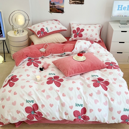 91家纺网 家纺一手货源 找家纺 昔可家纺 2024新款秋冬新款棉加牛奶绒四件套 花枝俏漫