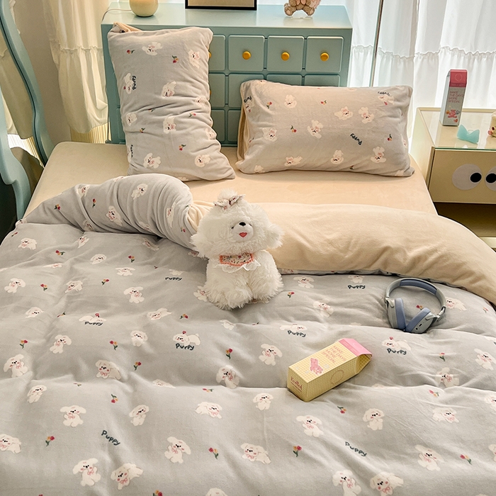 91家纺网 家纺一手货源 找家纺 昔可家纺 2024新款印花牛奶绒四件套系列-卡通系列 蓝底小奶狗