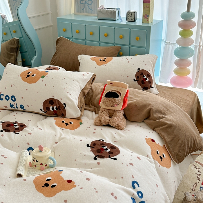 91家纺网 家纺一手货源 找家纺 昔可家纺 2024新款印花牛奶绒四件套系列-卡通系列 小熊曲奇