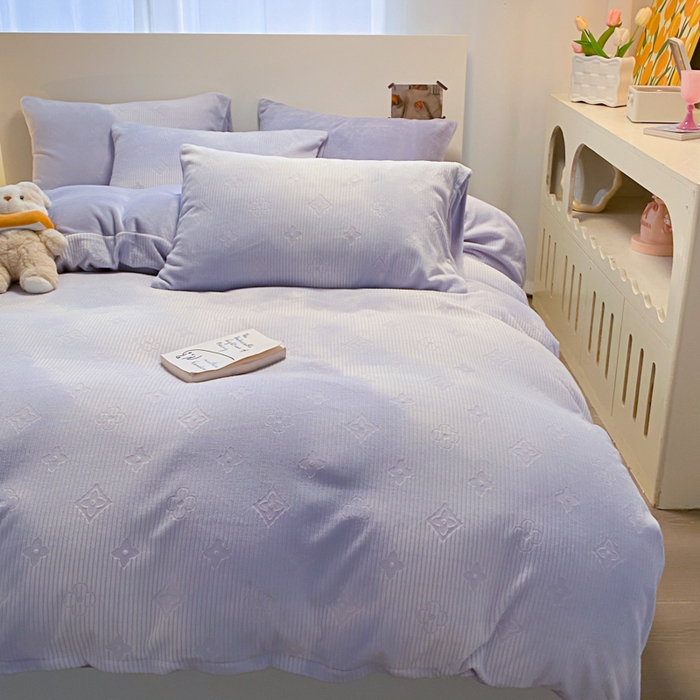 91家纺网 家纺一手货源 找家纺 呗旺鹿 2024新款高克重着色烂花雕花牛奶绒轻奢四件套 爱维紫罗兰