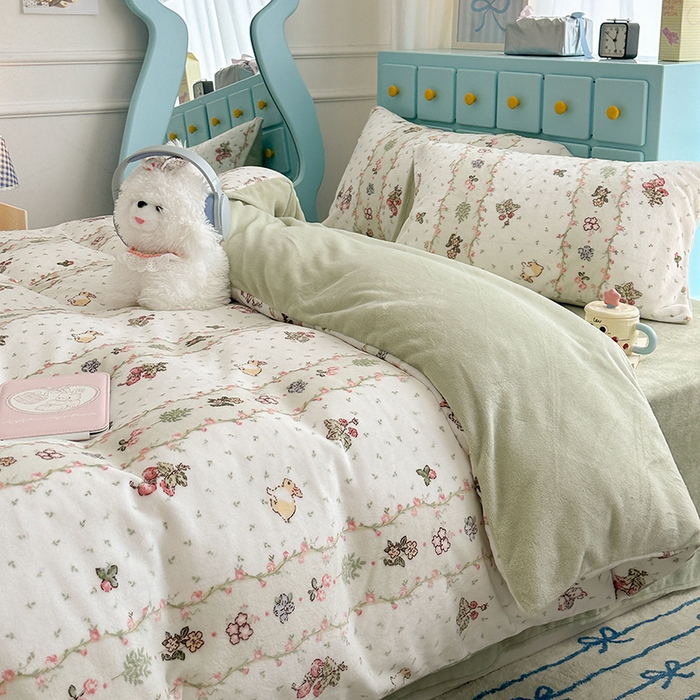 91家纺网 家纺一手货源 找家纺 昔可家纺 2024新款印花牛奶绒四件套系列-复古小清新系列 花朵草莓兔