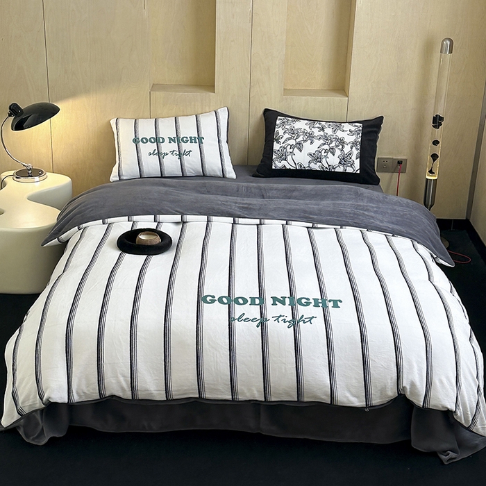 91家纺网 家纺一手货源 找家纺 昔可家纺 2024新款大版数码印花设计师牛奶绒四件套 黑条茶歇花