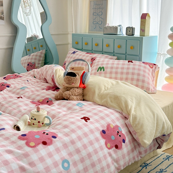 91家纺网 家纺一手货源 找家纺 昔可家纺 2024新款印花牛奶绒四件套系列-卡通系列 点点粉格猫