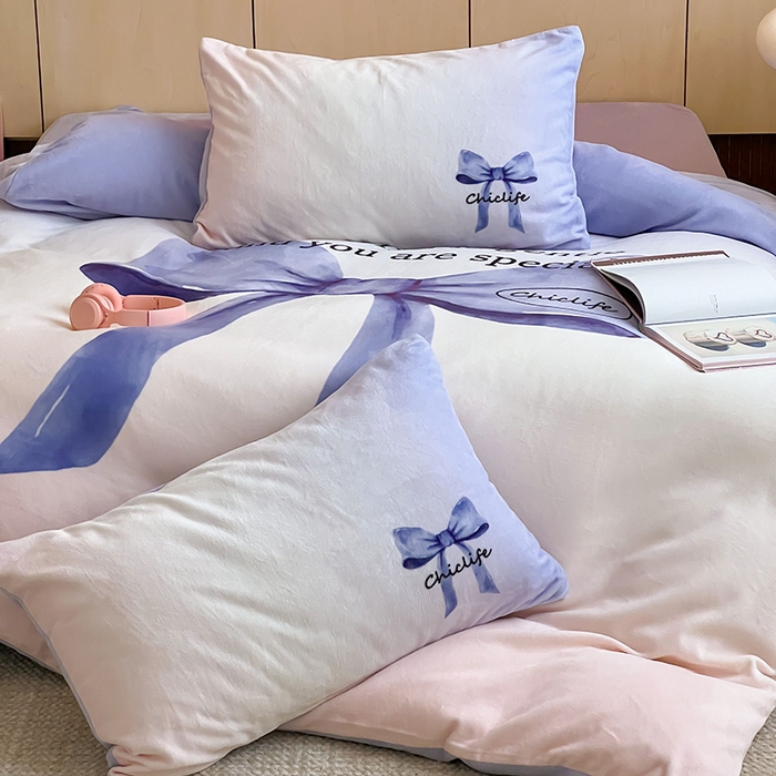 91家纺网 家纺一手货源 找家纺 昔可家纺 2024新款大版数码印花设计师牛奶绒四件套 渐变蝴蝶结