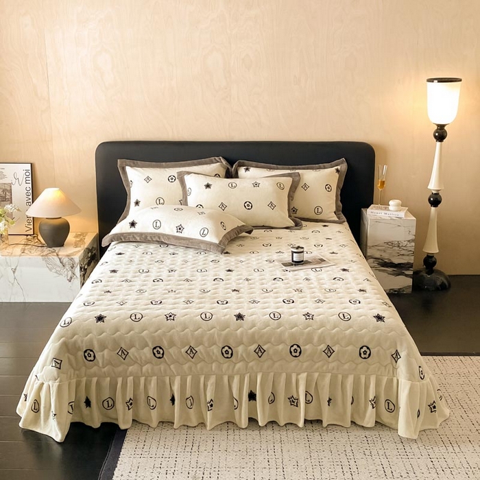 91家纺网 家纺一手货源 找家纺 茉保家纺 2024新款包边款印花牛奶绒床盖四件套 米兰 -灰白