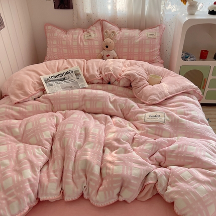 91家纺网 家纺一手货源 找家纺 （总）桃子家居 2024新款A类ins无印格子条条简约撞色马卡龙立体提花烂花雕花三角贝壳边织标工艺加厚牛奶绒四件套