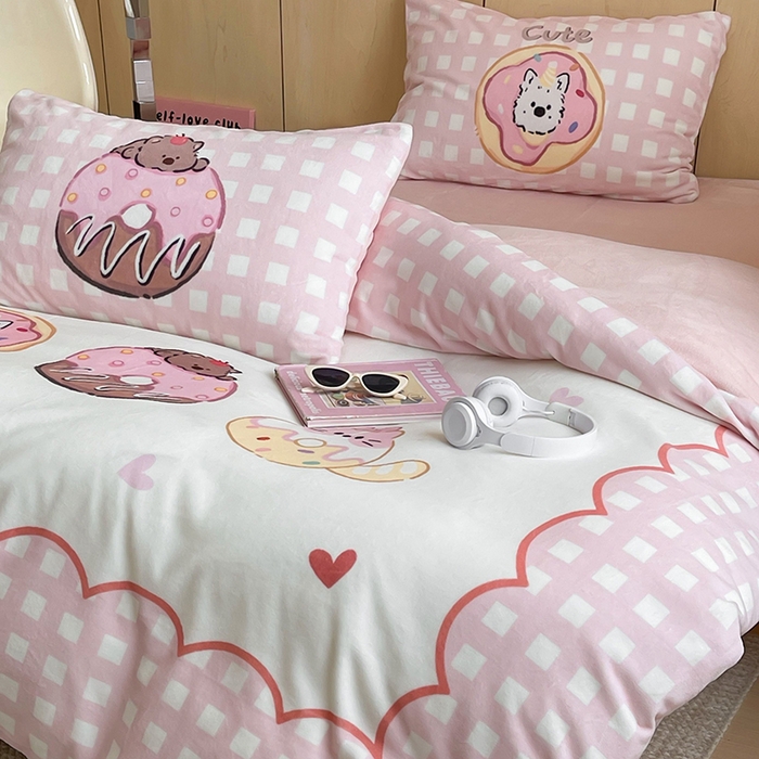 91家纺网 家纺一手货源 找家纺 昔可家纺 2024新款大版数码印花设计师牛奶绒四件套 甜甜圈萌宠