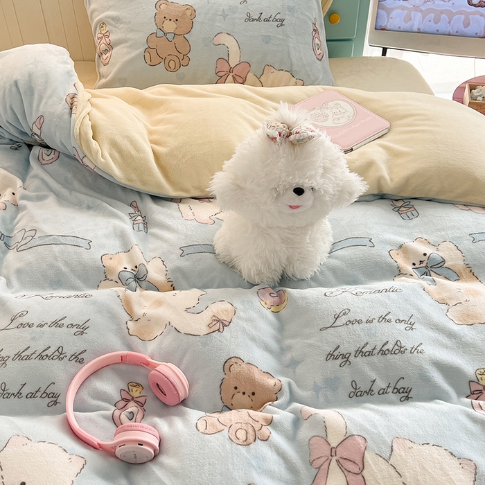 91家纺网 家纺一手货源 找家纺 昔可家纺 2024新款印花牛奶绒四件套系列-卡通系列 小熊礼物