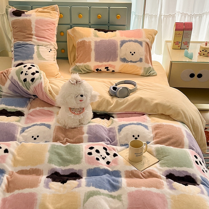 91家纺网 家纺一手货源 找家纺 昔可家纺 2024新款印花牛奶绒四件套系列-卡通系列 方块小狗